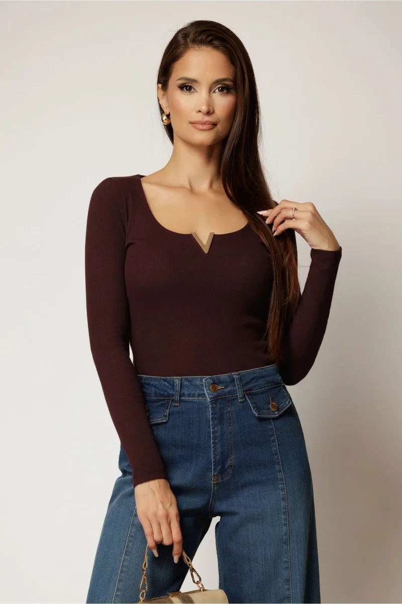 Bluza din bumbac maro cu maneci lungi croi mulat si V metalic la decolteu
