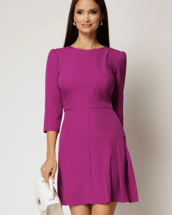 Rochie scurta magenta cu pliuri pe fusta si maneci trei sferturi