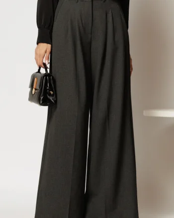 Pantaloni dama gri inchis cu pliuri si croi lejer