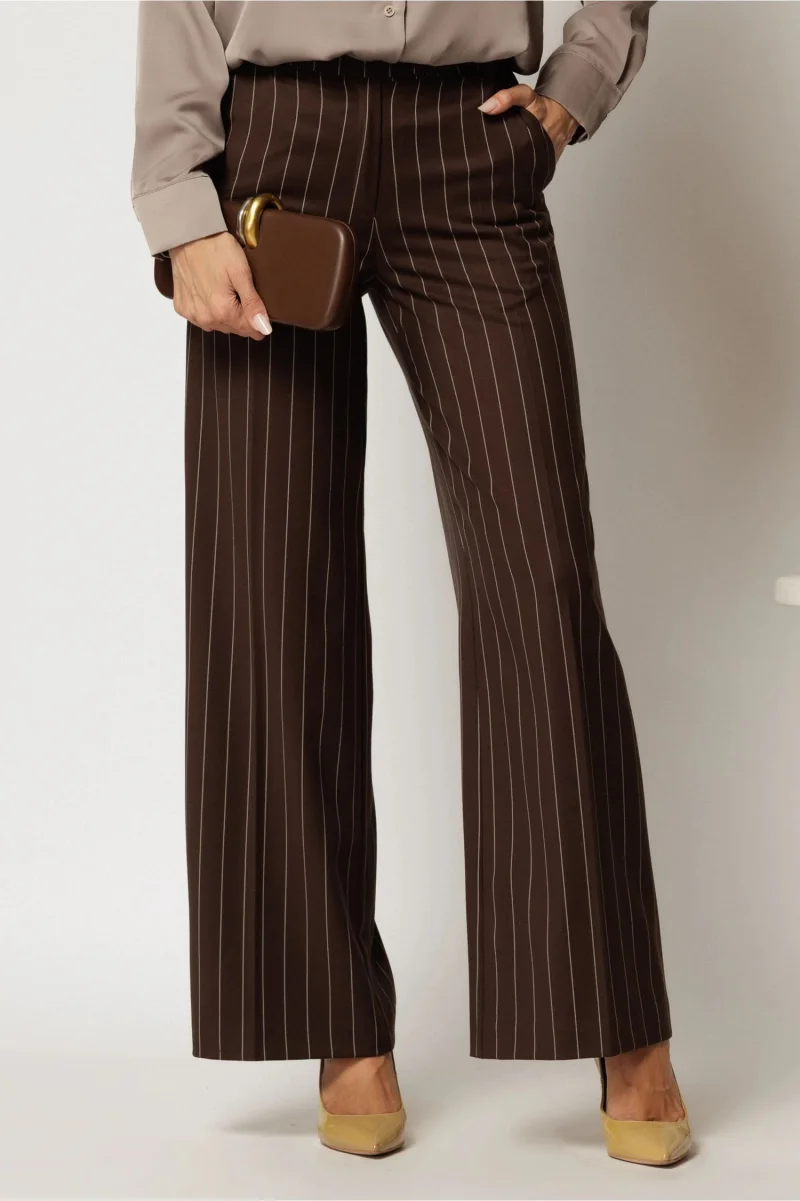 Pantaloni DY Fashion lungi maro cu dungi din stofa si croi lejer