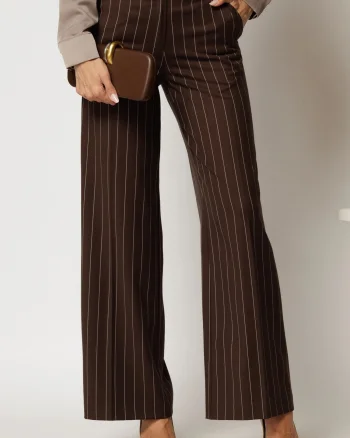 Pantaloni DY Fashion lungi maro cu dungi din stofa si croi lejer