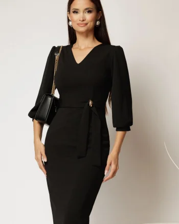 Rochie midi neagra conica din crep cu decolteu V si accesoriu in talie